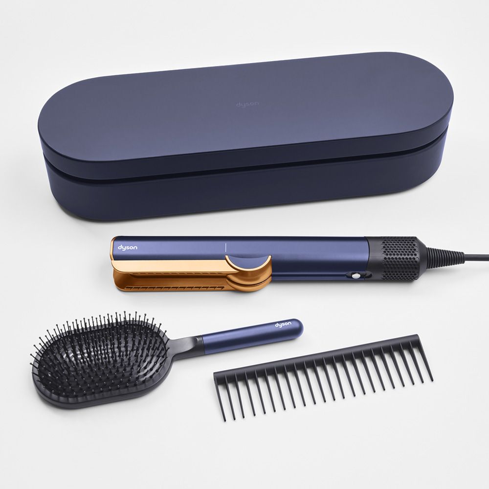 Dyson Airwrap i.d. Amber silk in use